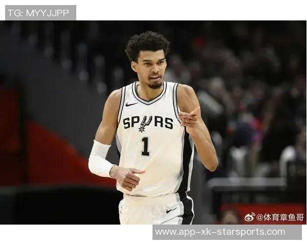 光头球星文班亚马与凯尔登赛后携手三位主场球迷合影留念 光头球星文班亚马与凯尔登赛后携手三位主场球迷合影留念